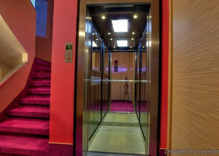 Z Executive Boutique Готель Бухарест